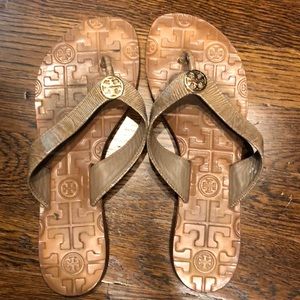 Tory Burch beige patent leather sandal